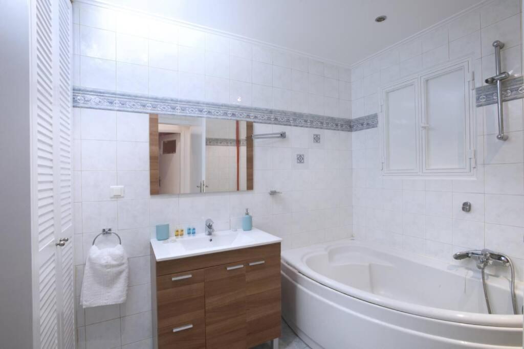 Palaio Faliro, A Bright And Spacious Apartment Atene Esterno foto